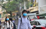 Khách du lịch kín mít khẩu trang phòng dịch cúm Corona